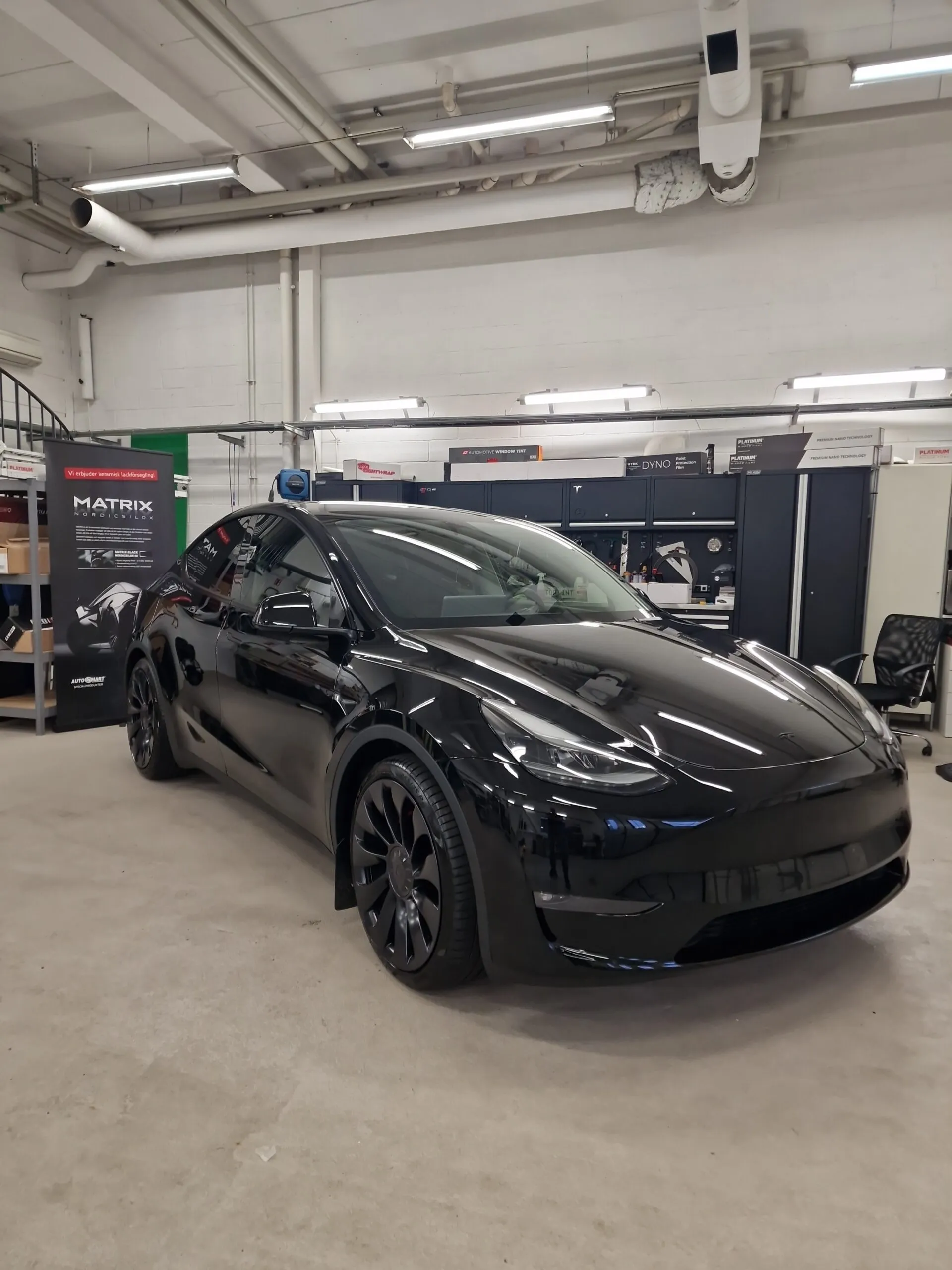 Tesla med nymonterad solfilm hos Toptint i Göteborg